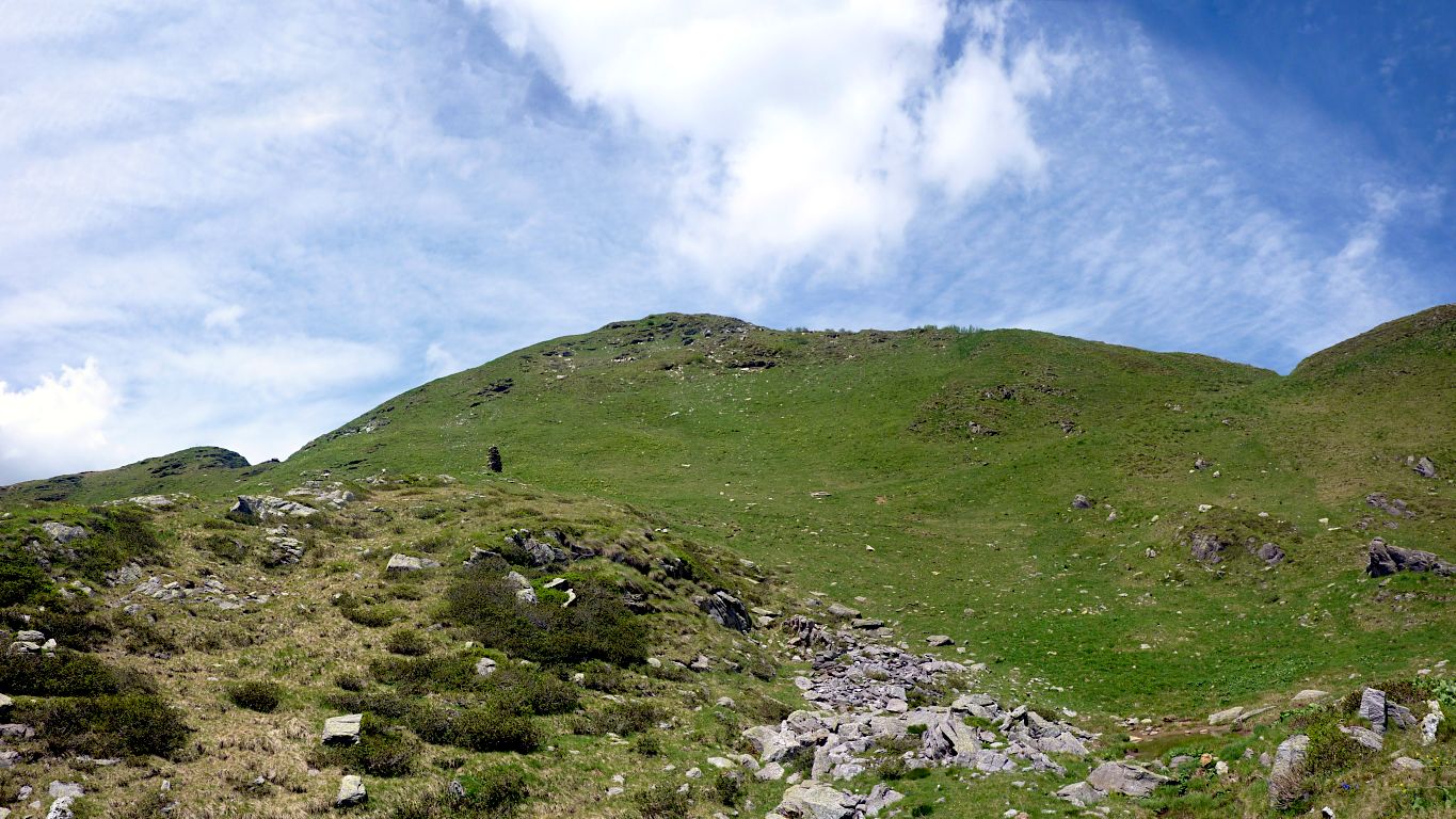 Ormai prossimi all'arrivo: a sx la vetta del M. Sasna, il grande omino e, a dx, il p.so del Sasna.