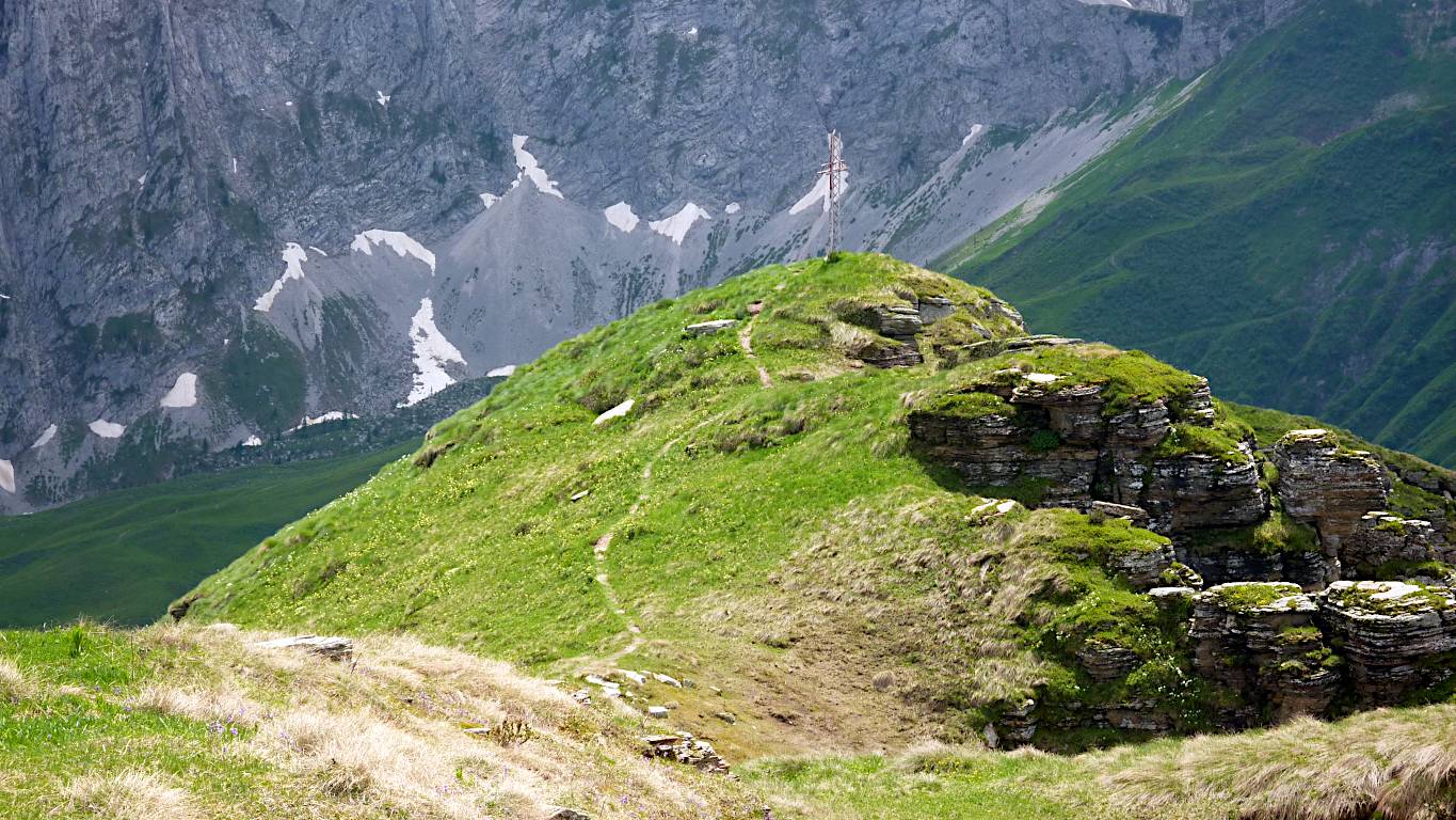 EXTRA (E, 5'): scendere per sentiero dalla cima sino all'anticima (qui zoomata).