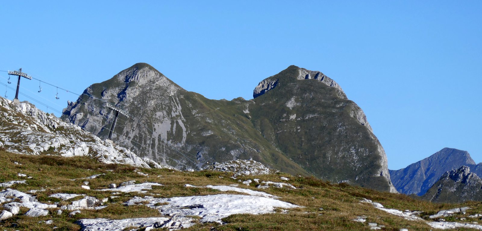 Il P.zo di Petto col 401 che lo attraversa tra le sue due cime.