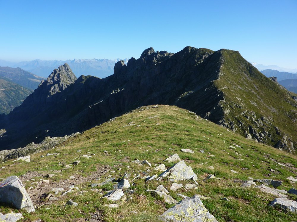 Dalla Cima di Giarolo, la costiera Pizzo di Mezzodì-Pizzo Mezzaluna-Cima di Valpianella (20/08/2012)