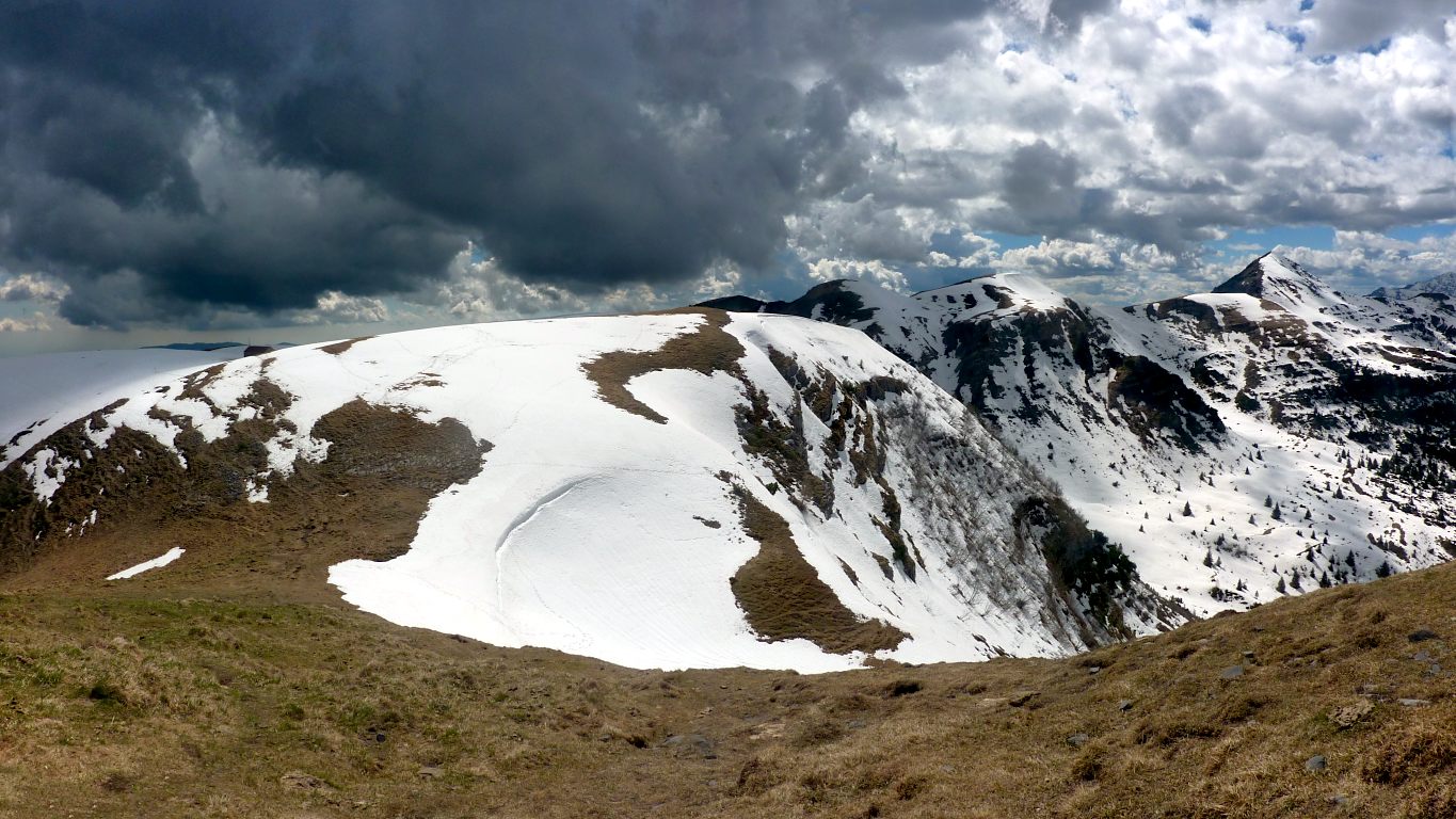 M. Aralalta alle spalle, si giunge a b.ta Cabretondo. Eccola là a sx, in ombra. A dx: il M. Sodadura
