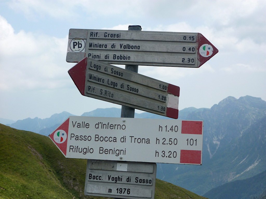 Segnaletica alla bocchetta dei Vaghi di Sasso.