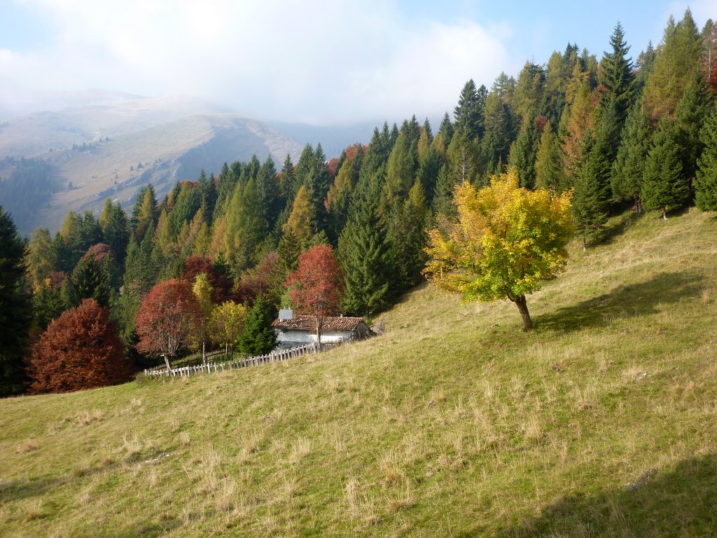 La bella Baita Bruseda baciata dal sole.