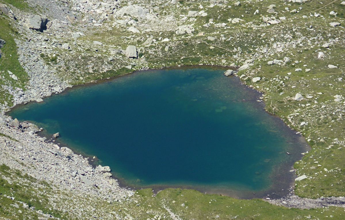 Il lago dei Curiosi. Qui fotografato dal M. Madonnino (non toccato dal sentiero).