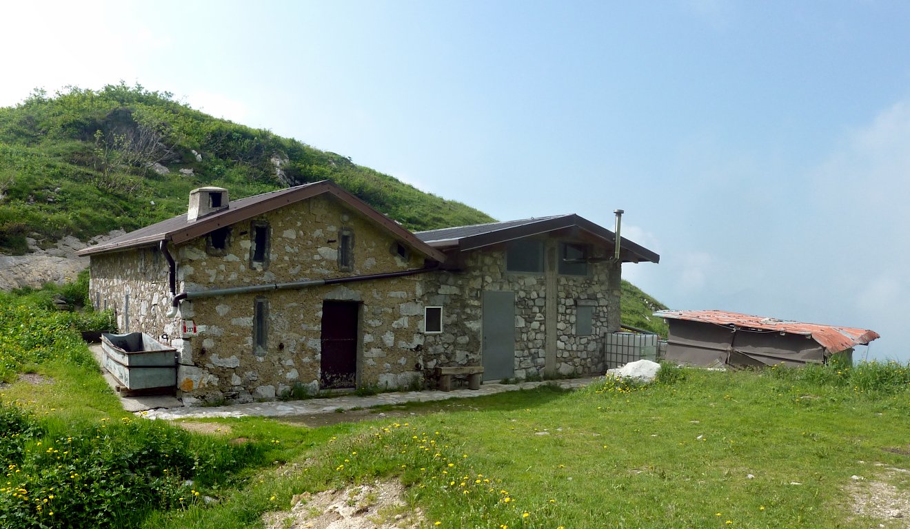 Baita Zuccone a tarda primavera.