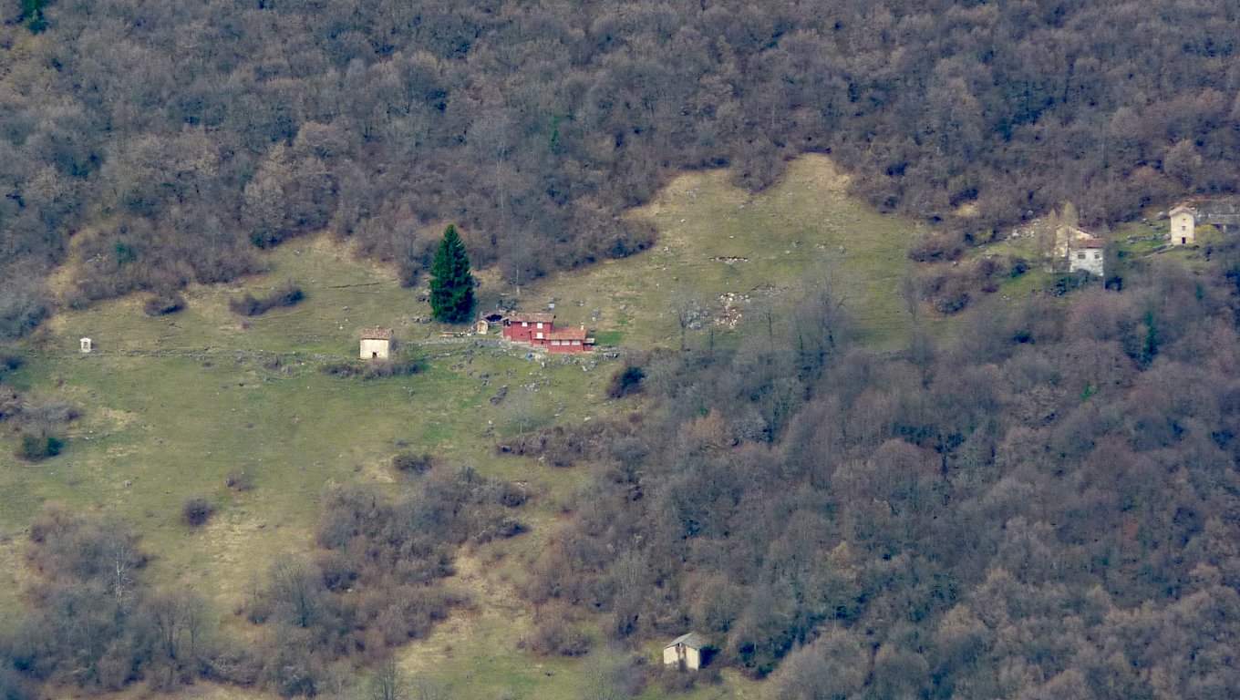 Cantiglio e il rosso Bivacco Presanella (sul 130/131) zoomati dal P.zo Grande.