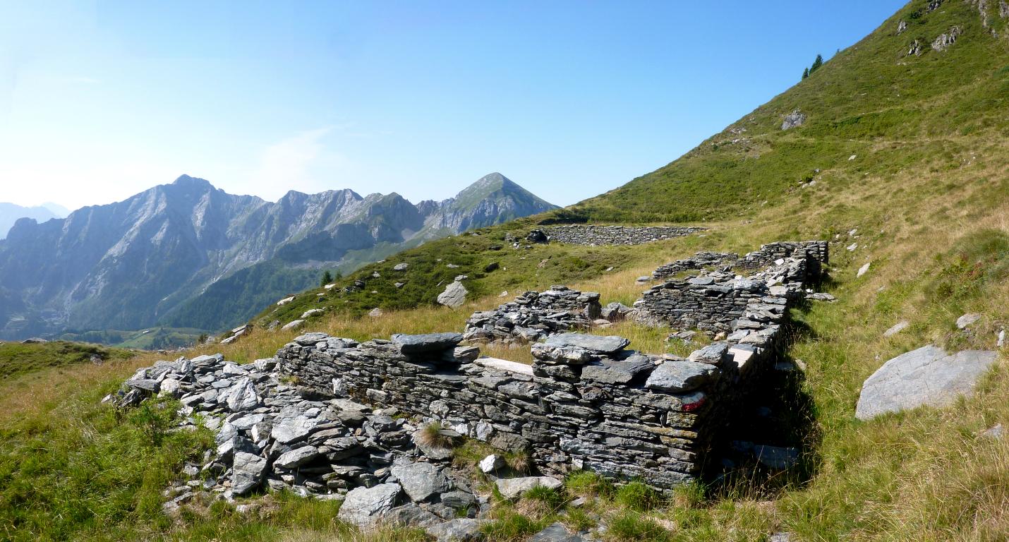 Ruderi di probabili "casermette" della Linea Cadorna, sul 116 in arrivo al p.so di Lemma.