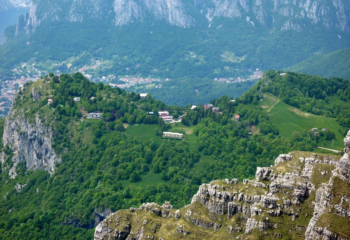 I Piani d'Erna zoomati dalla vetta del Resegone.