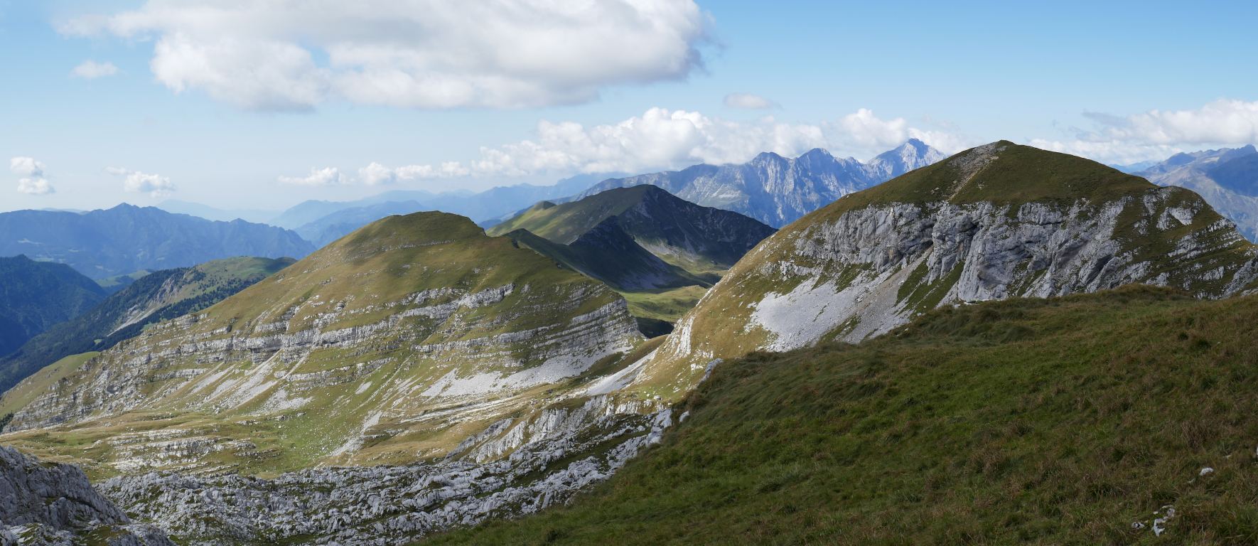 Dal 401 poco a sud della Cima di Fontanamora: zoom sulla Cima degli Omini e sulla Cima di Valscura.