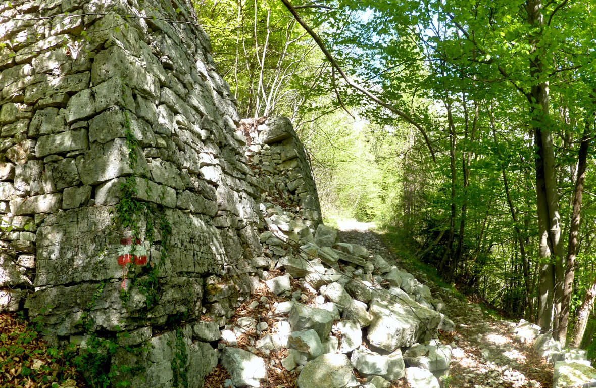 Tra Padone e Valle Sponda, questo crollo permette comunque il facile transito agli escursionisti.