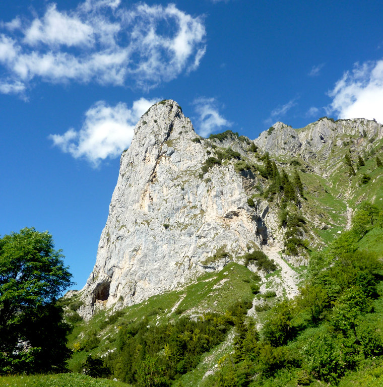 L'appuntito Corno del Branchino ha, presumibilmente, dato il nome all'intero monte.
