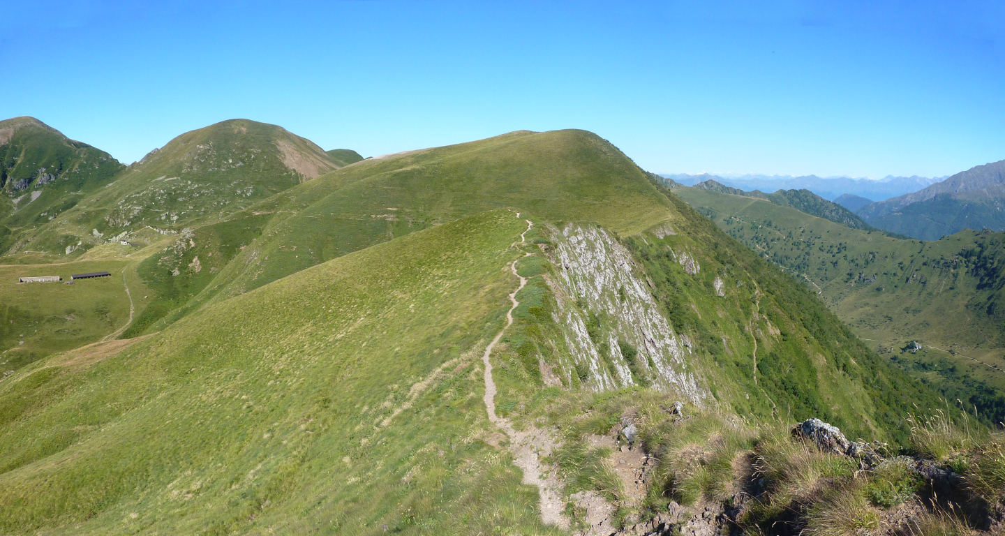 Sullo spartiacque orobico: a sx è val Brembana, a dx la lecchese val Biandino.