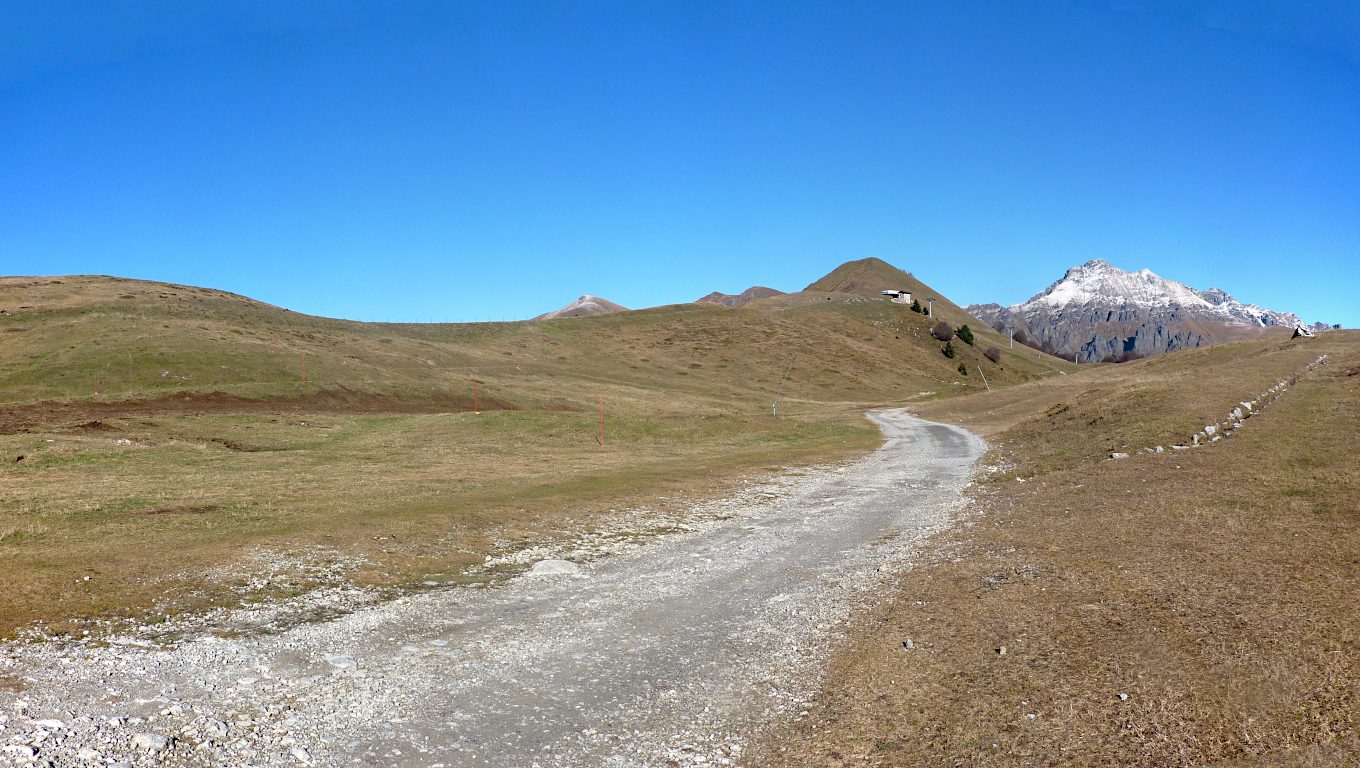 Il M. Chiavello - la piccola elevazione qui in centro-dx - chiude a settentrione i Piani di Bobbio.