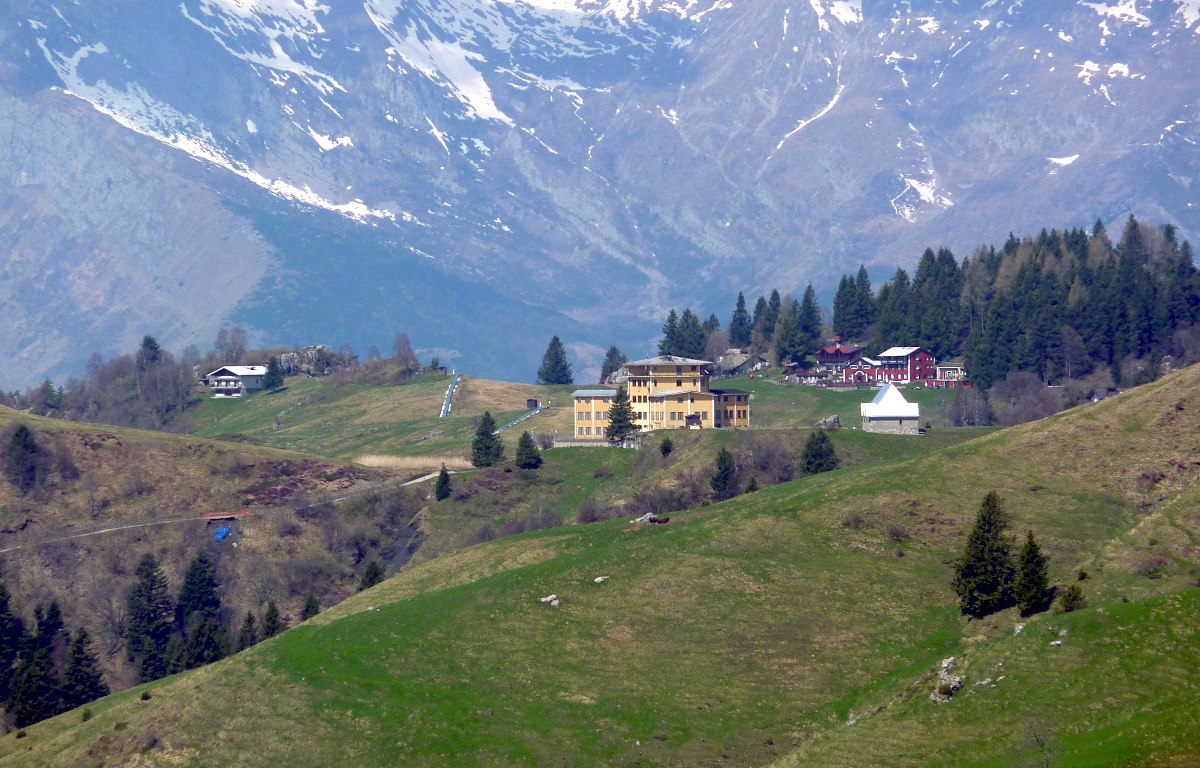 I Piani di Artavaggio zoomati dal sentiero.