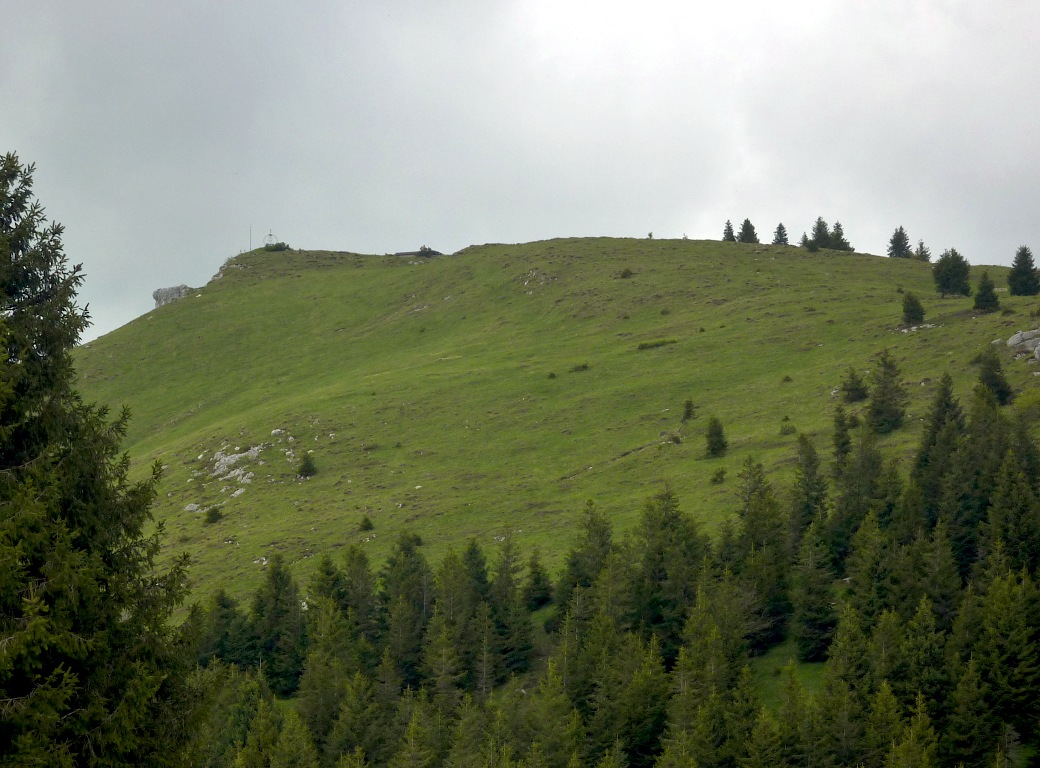 Il bivacco Telini visto dalla Forcella Alta.