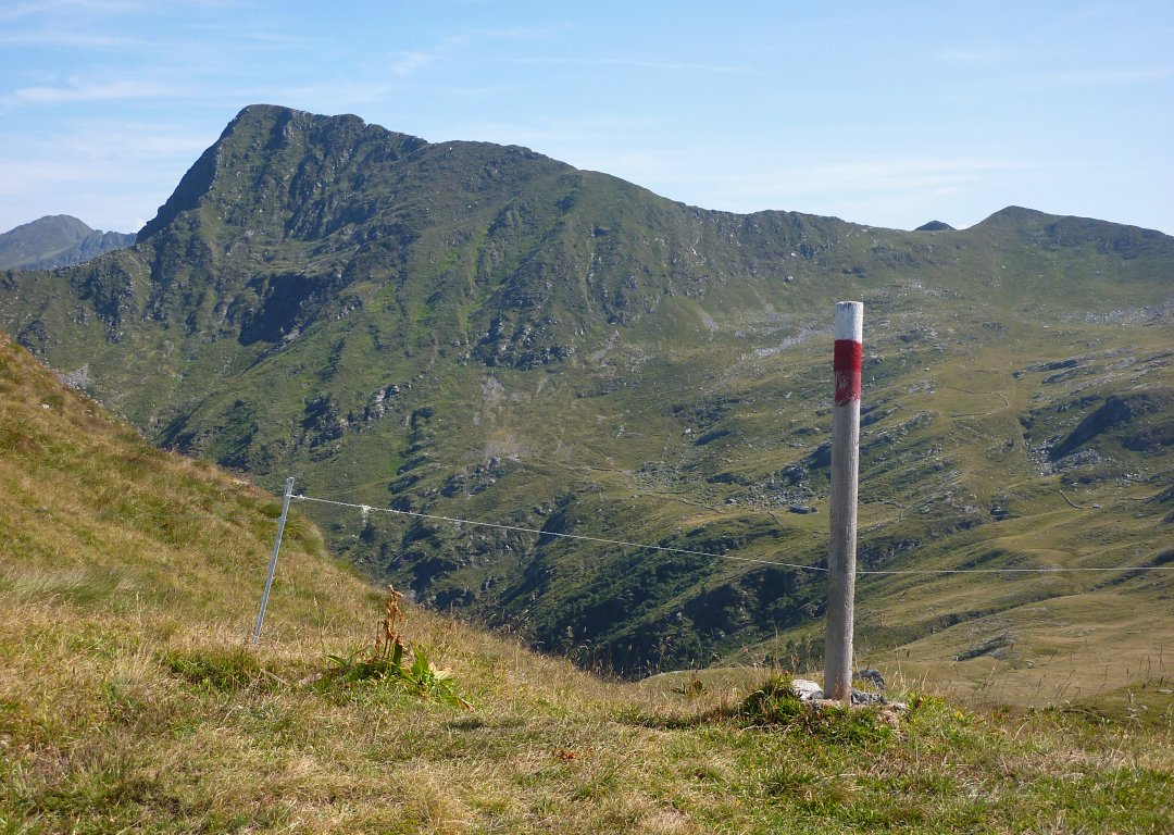 101V: dal p.so del Vallone, vista verso est, col P.zo Scala e la Cima di Lemma (orientale).
