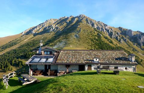 Il rifugio S. Fermo. Alle sue spalle: la Corna di S. Fermo.