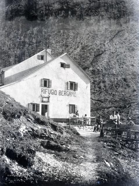 1924 - Il rifugio Bergamo in Val di Tires, vista esterna con escursionisti