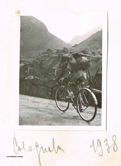 Alpinista in bici con zaino e piccozza