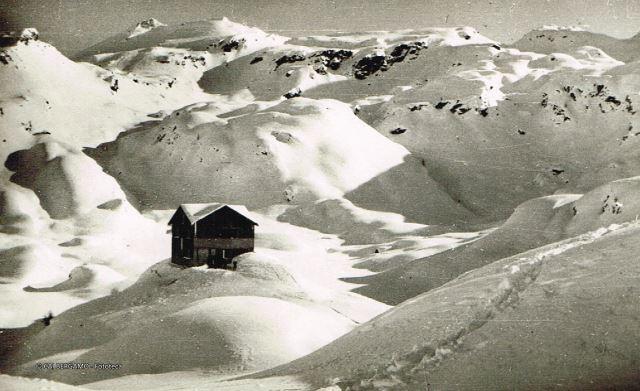 Rifugio Fratelli Calvi immerso nella neve