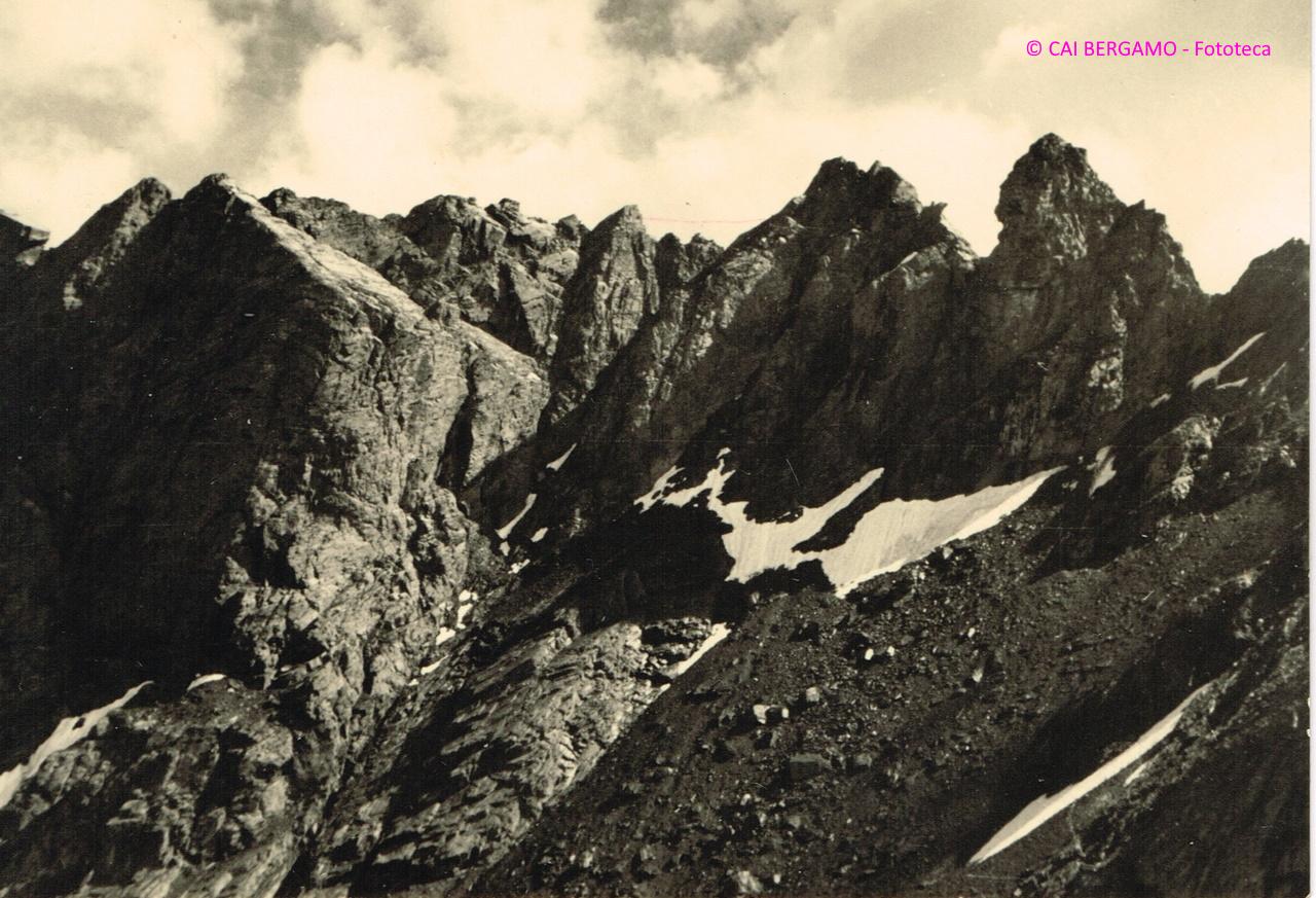 Il Pizzo Scais (m. 3040) - versante occidentale - visto dal colletto del Ghiacciaio di Scais 