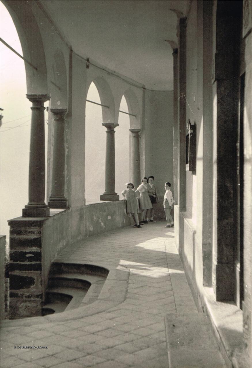 Portico della chiesa di Boario di Gromo