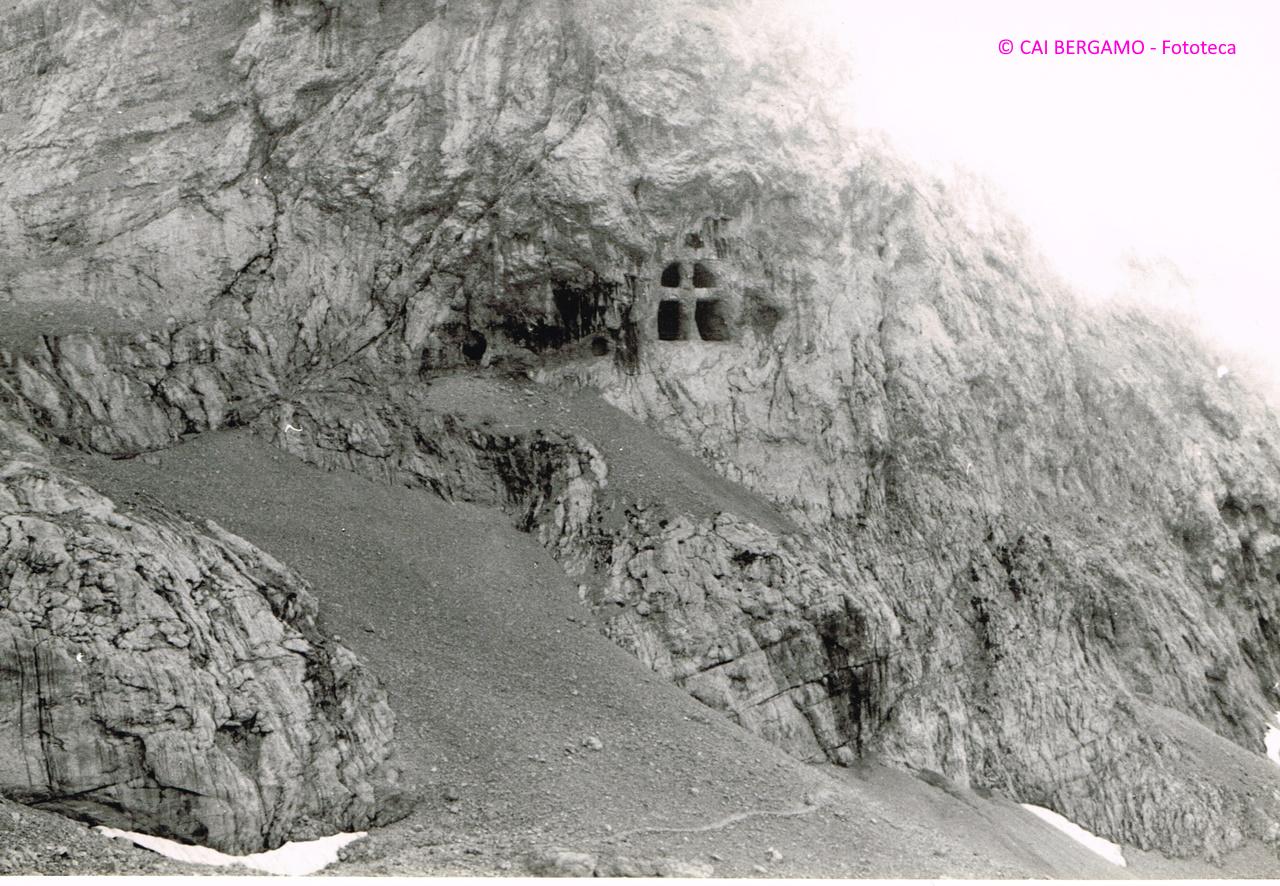 La chiesina scavata nella roccia nei pressi del Rif. XII Apostoli