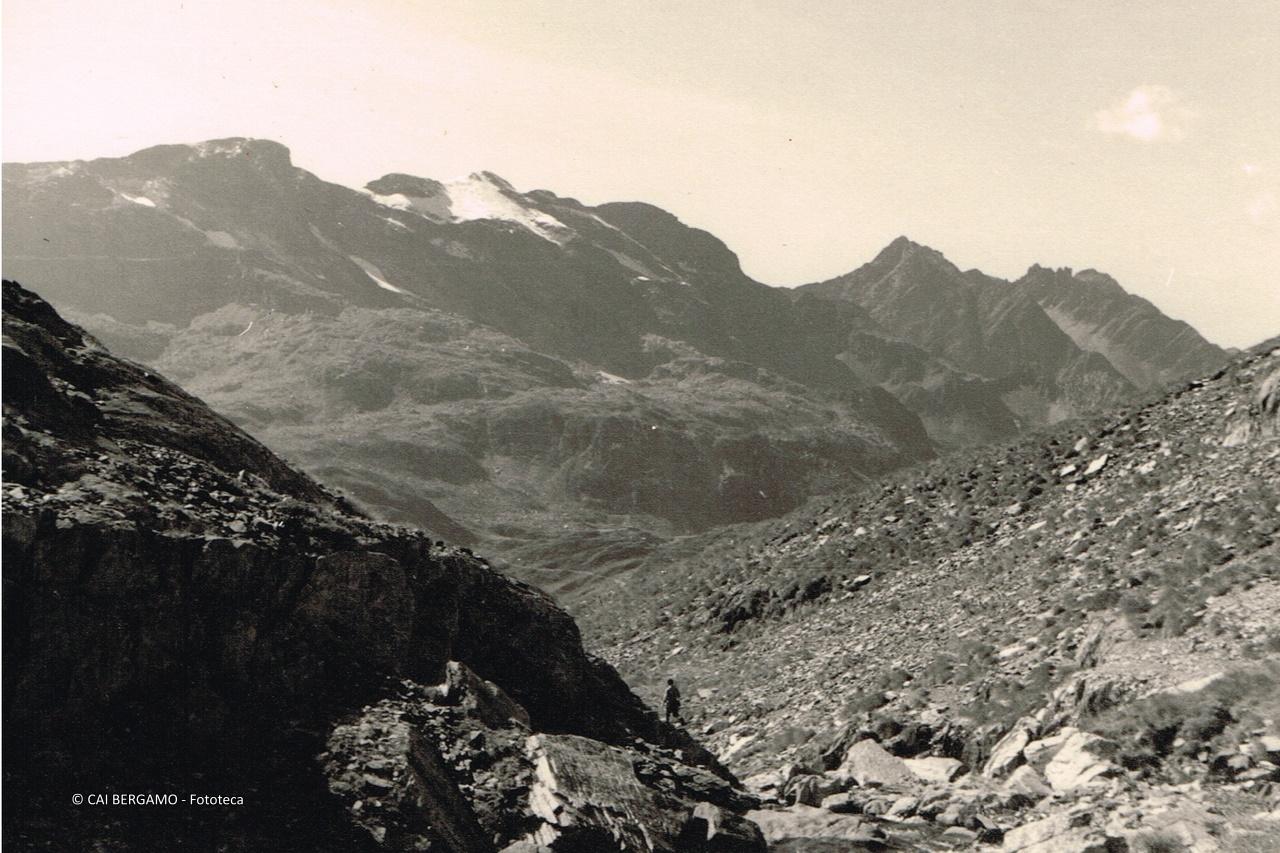 Monti Cabianca e Valrossa visti scendendo dal Passo di Valsecca