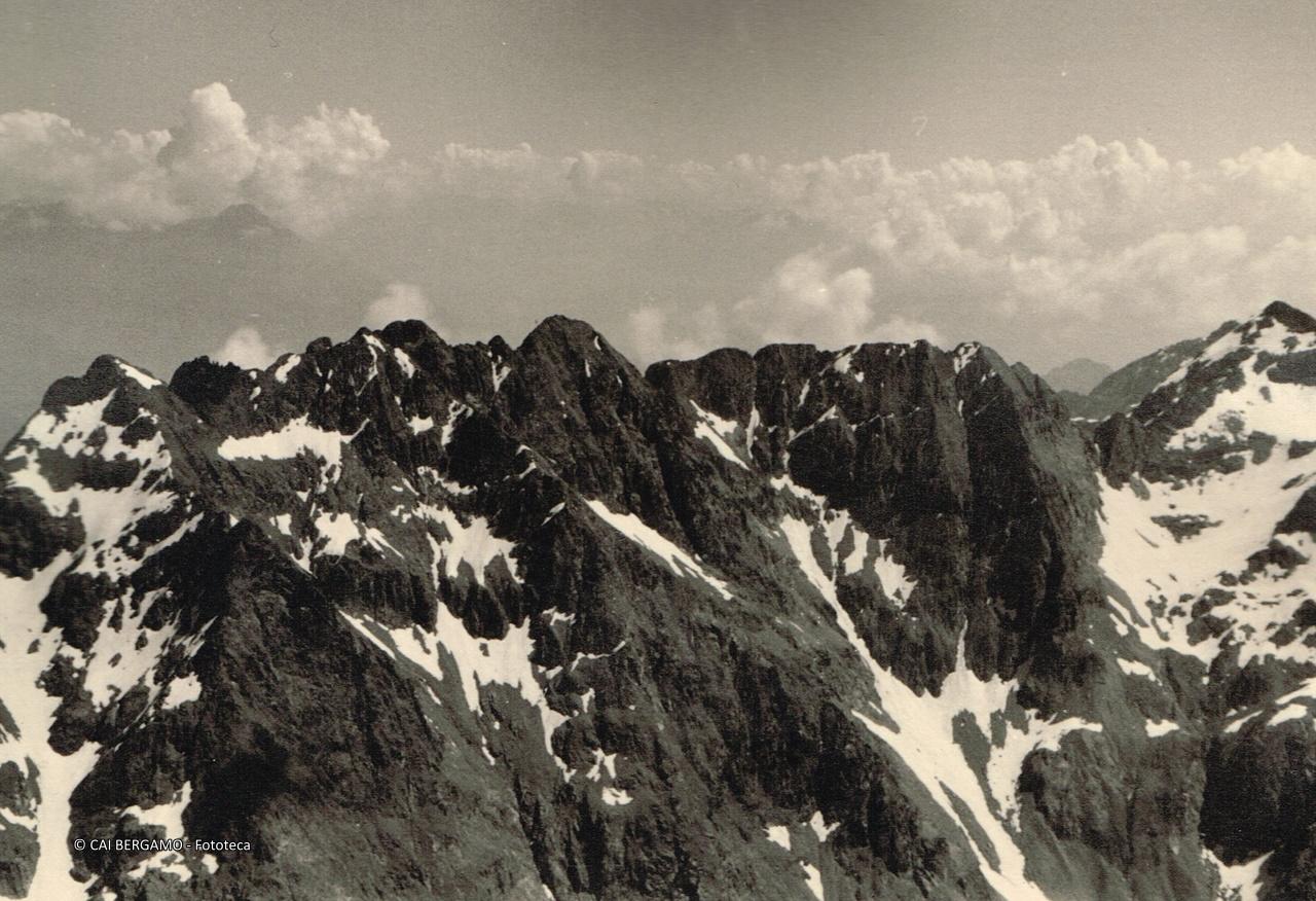 "La cresta Pizzo Cantolongo - Druet - Cagamei - Valmorta- Diavolo di Malgina vista dalla vetta del Coca"