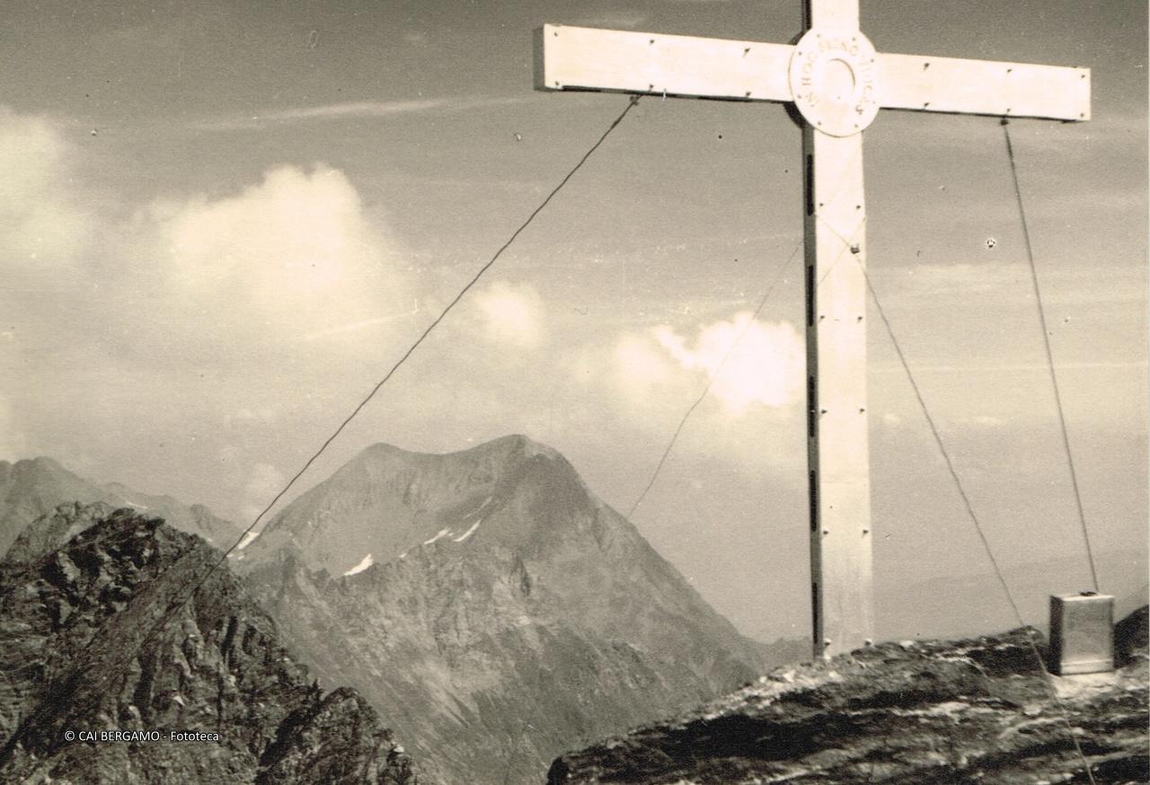 "Dalla vetta del Gleno verso il Torena"