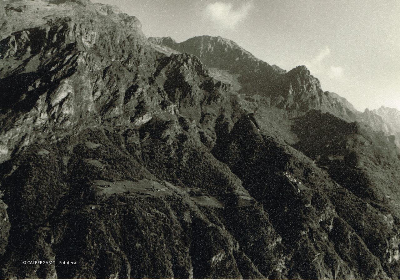 "Versante meridionale del Redorta, Pizzo Castello e Baite di Redorta, visti dalla pendici nord del Vigna Soliva (quota 1200 circa)" 