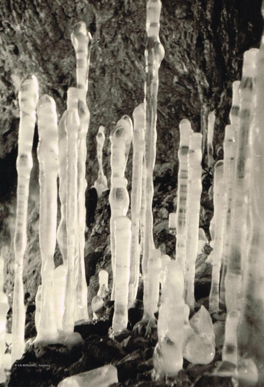 "Stalagmiti nell'interno della Grotta dei Pagani"