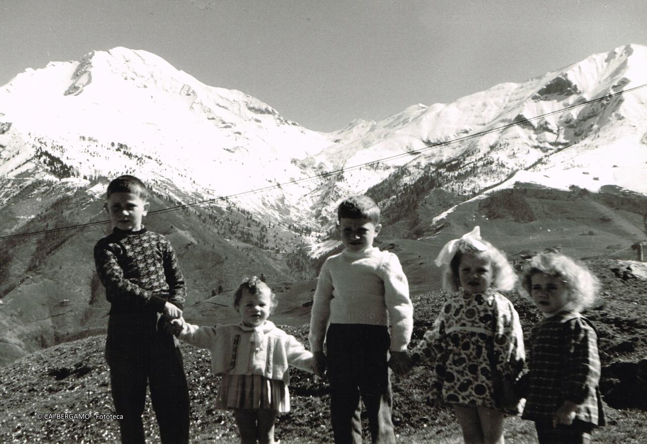 "Bambini a Oltre il Colle - sfondo Arera e Grem"