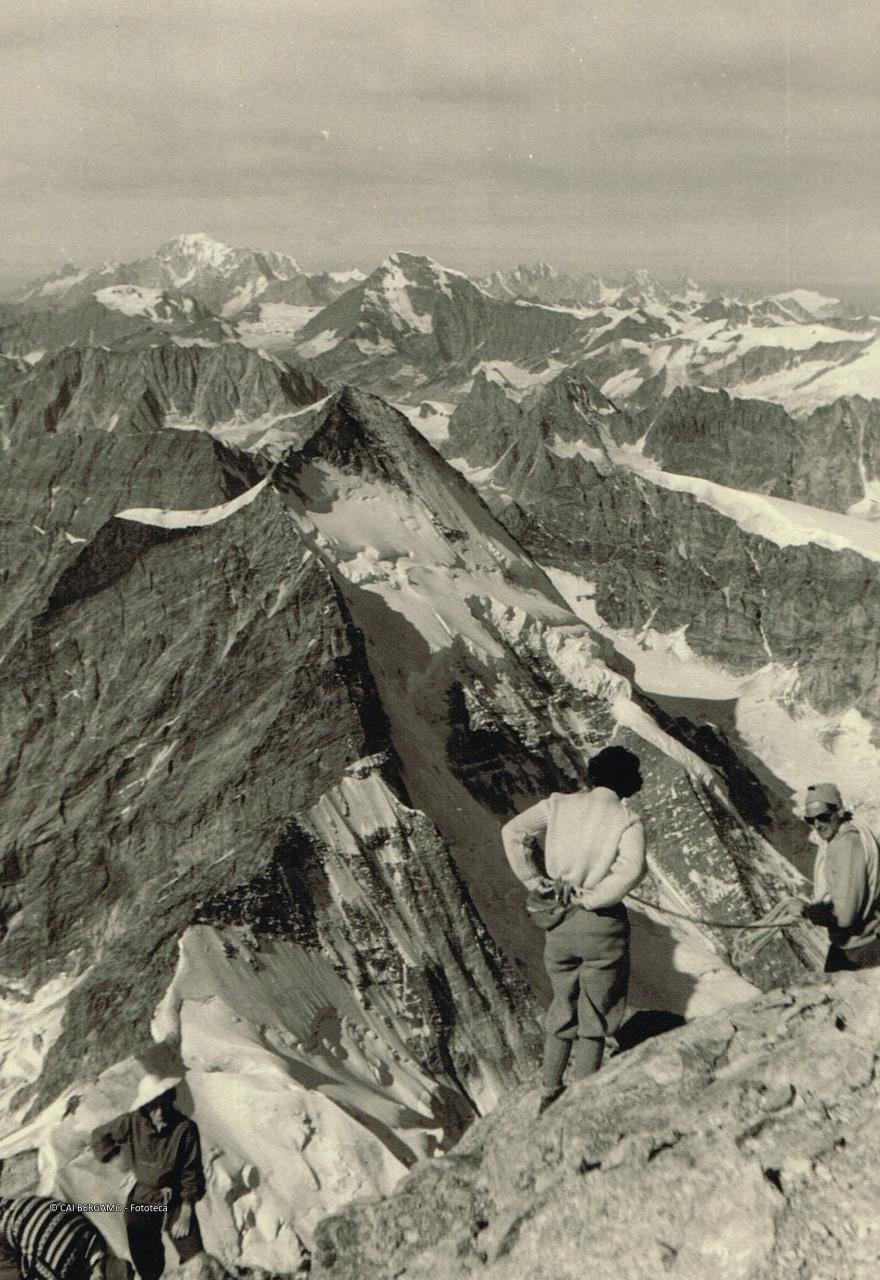 "Dalla vetta del Cervino verso M. Bianco e Grand Combin, in primo piano la Dent d'Herens"