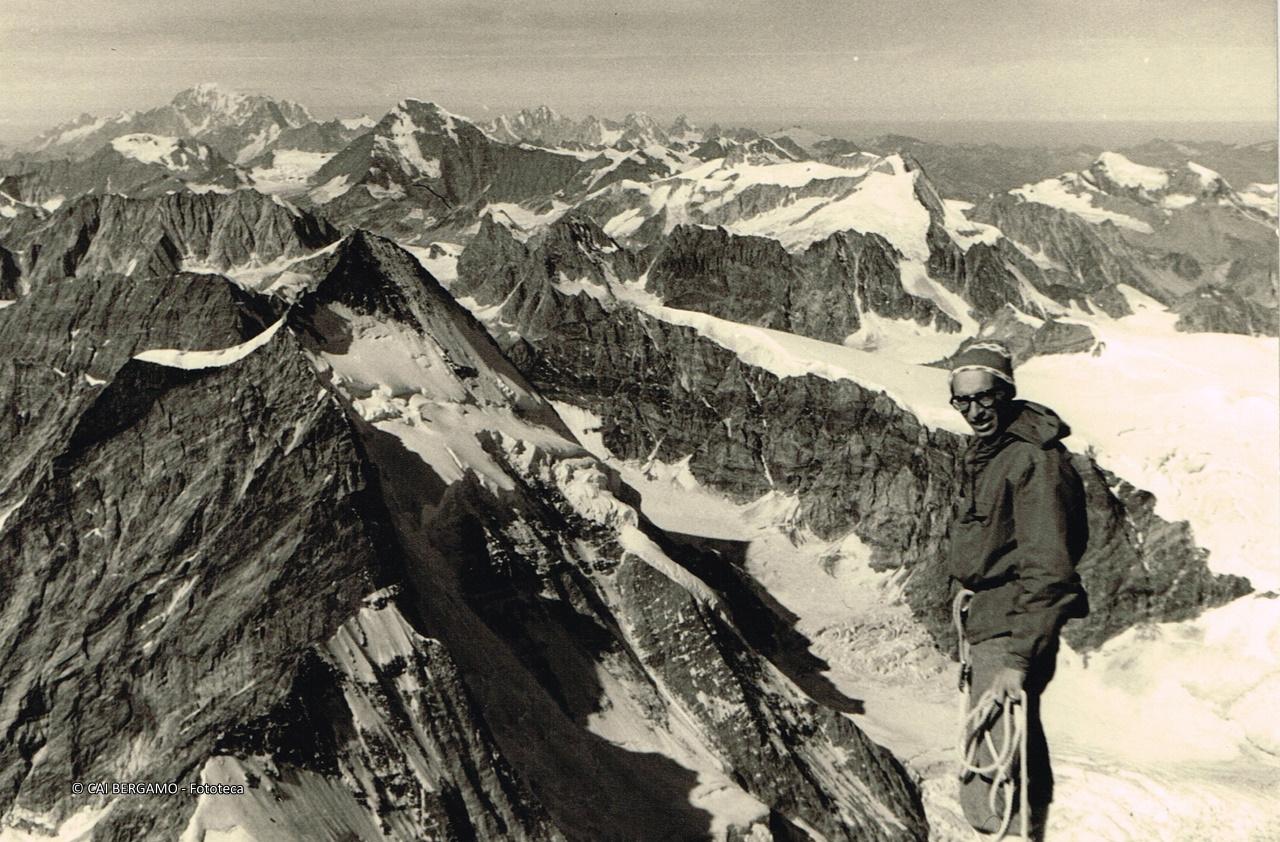 "Dalla vetta del Cervino verso M. Bianco e Grand Combin, in primo piano la Dent d'Herens"