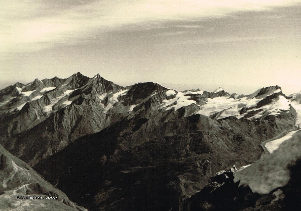 "La catena del Mischabel (Dom, Täschhorn, Alphubel, Allalinhorn e Rimpfischhorn) dalla vetta del Cervino"