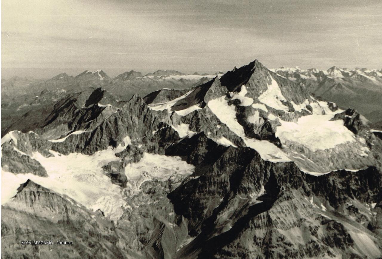 "Ober Gabelhorn, Zinalrothorn e Weisshorn dalla vetta del Cervino (sullo sfondo l'Oberland Bernese)" 