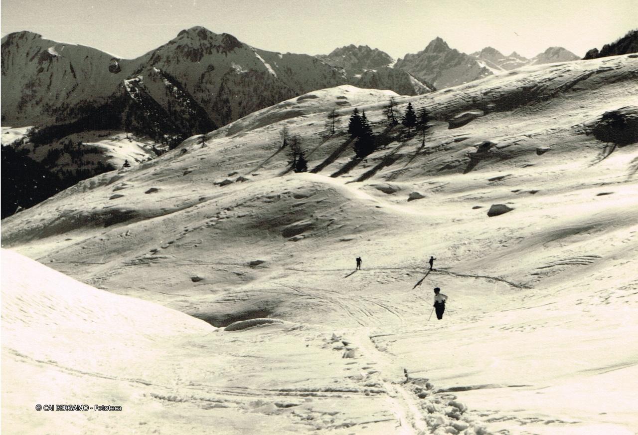 "Salendo al Passo di S. Simone. Sfondo: Pizzo del Becco"