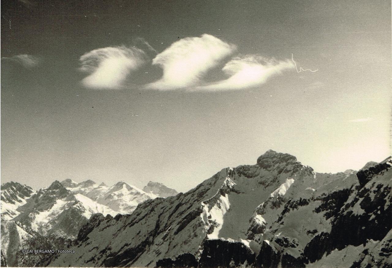 "Il M. Pegherolo dalla Cima dei Siltri. Sfondo: Pizzo del Becco, M. Pradella, Pizzo Farno, Monte Corte" 