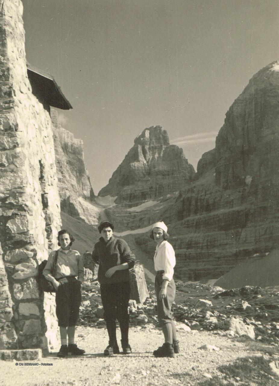 "Al Rif. Brentei. Sullo sfondo la Cima di Brenta Bassa" 