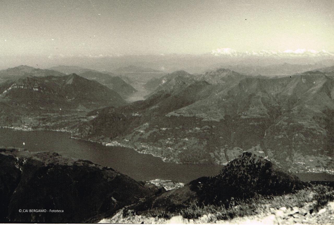 "Il Lago di Como e il Lago di Lugano dalla vetta del M. Legnone. Sfondo M. Rosa e Vallese"
