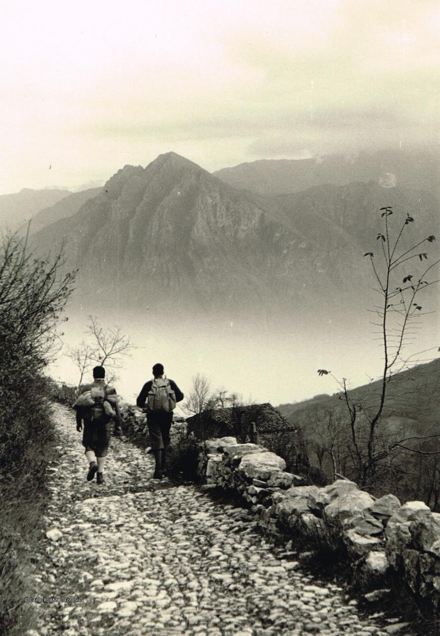Scendendo dal Monte Torrezzo, sullo sfondo la Corna Trentapassi