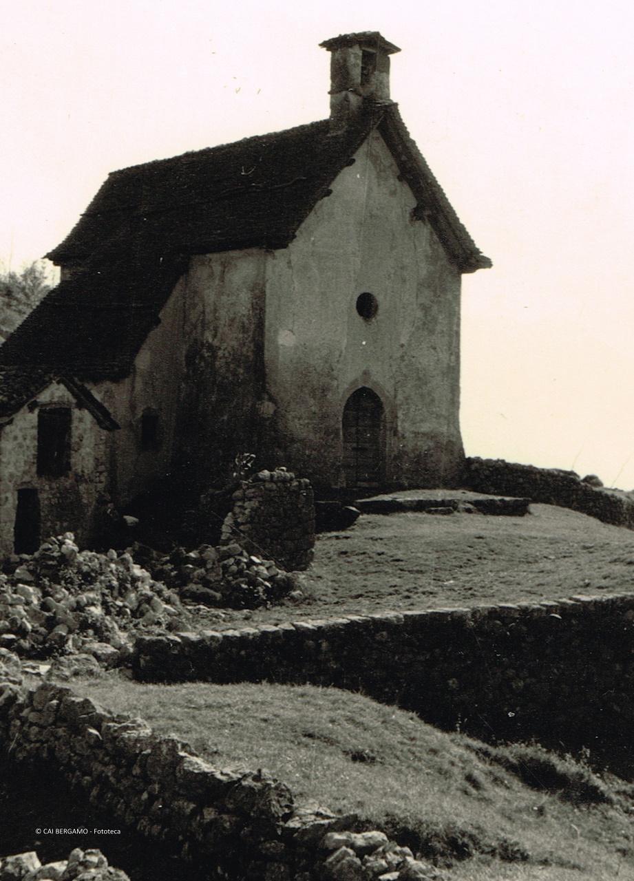 "La chiesetta del Fraggio dedicata ai SS. Lorenzo e Vincenzo (contiene un affresco)"