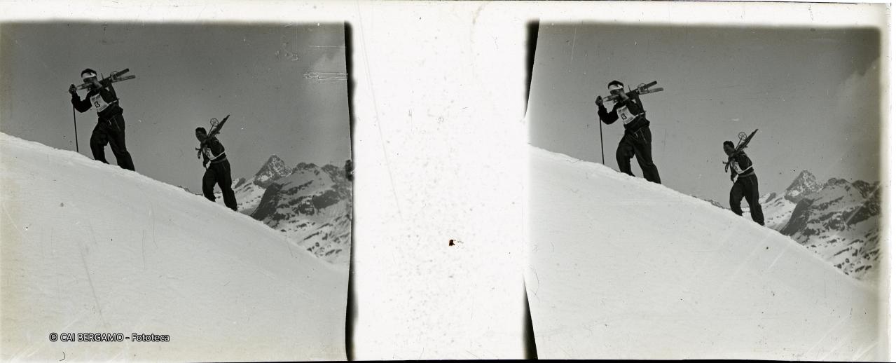Copia di concorrenti con il n.13, a piedi lungo un crinale, sullo sfondo il Diavolo di Tenda ed il Grabiasca