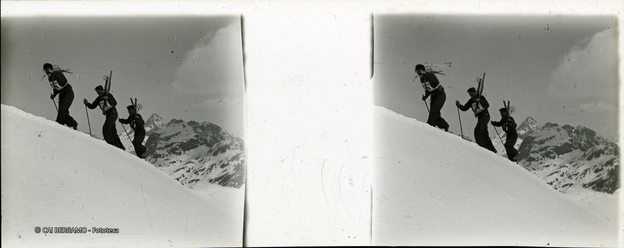 Concorrenti a piedi lungo un crinale, sullo sfondo Diavolo di Tenda ed il Grabiasca