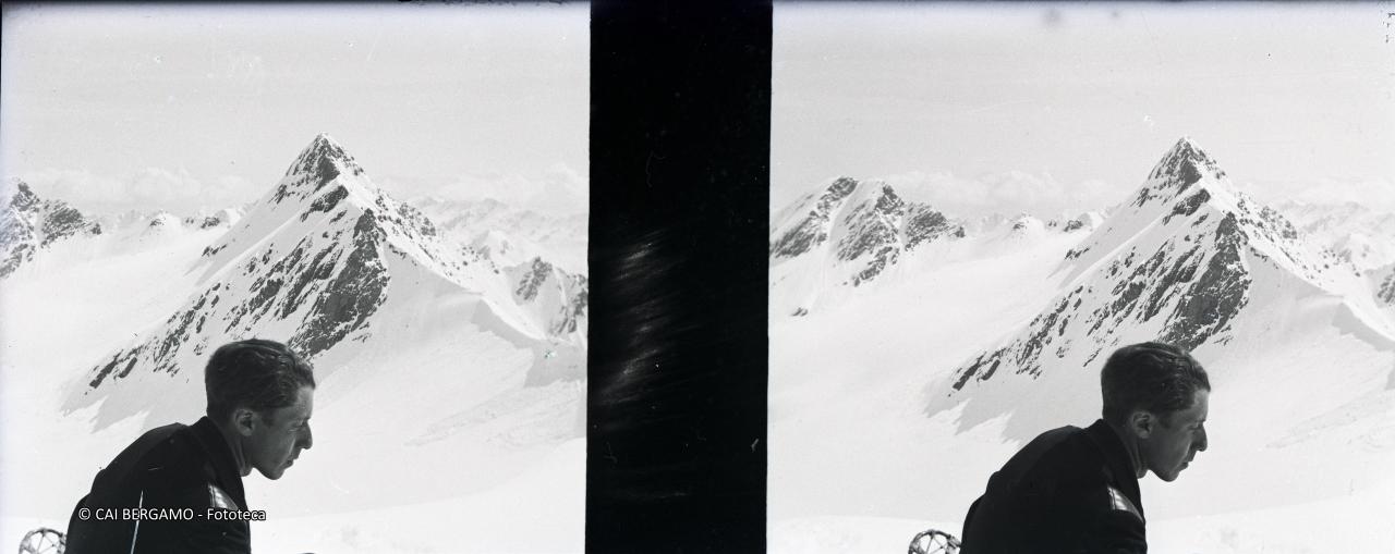 Primopiano di scialpinista dal Pizzo Tre Confini con vista sul Monte Gleno innevato