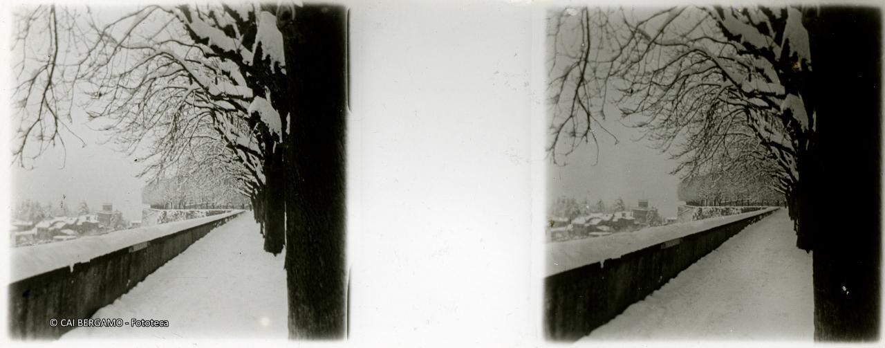 "Viale delle mura innevato, con largo di Porta  S.Alessandro e sottostante ""Il Fortino"""