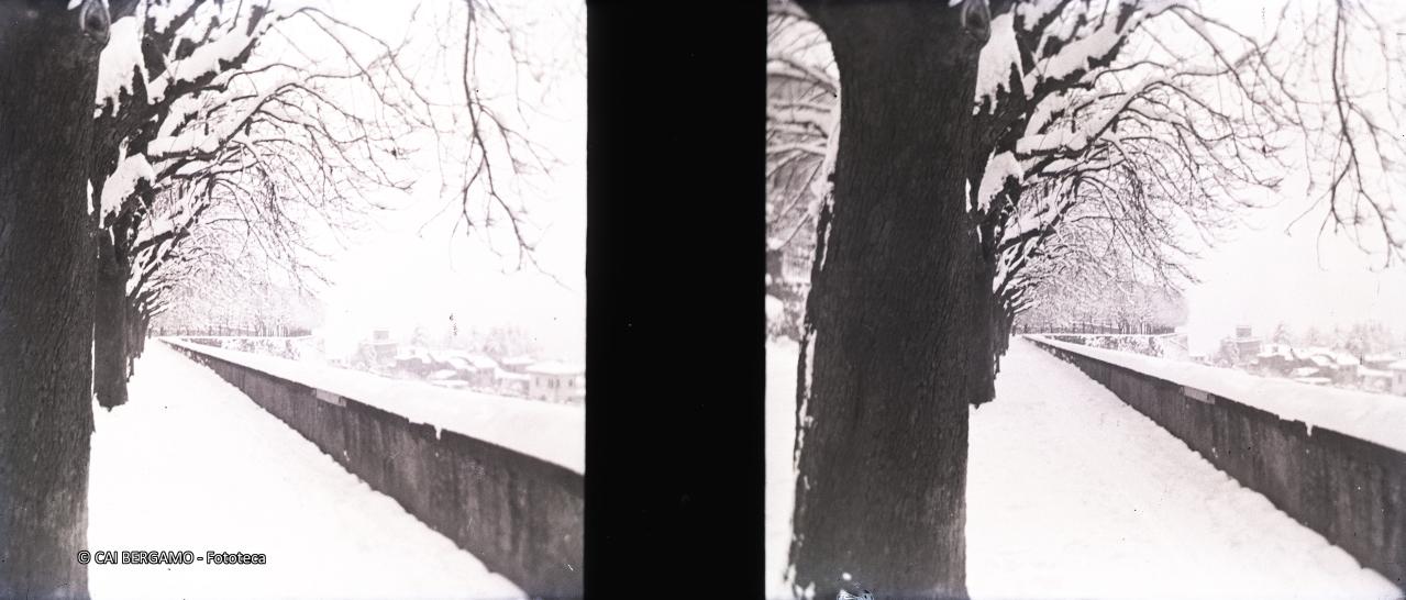 "Viale delle mura innevato, con largo di Porta  S.Alessandro e sottostante ""Il Fortino"""