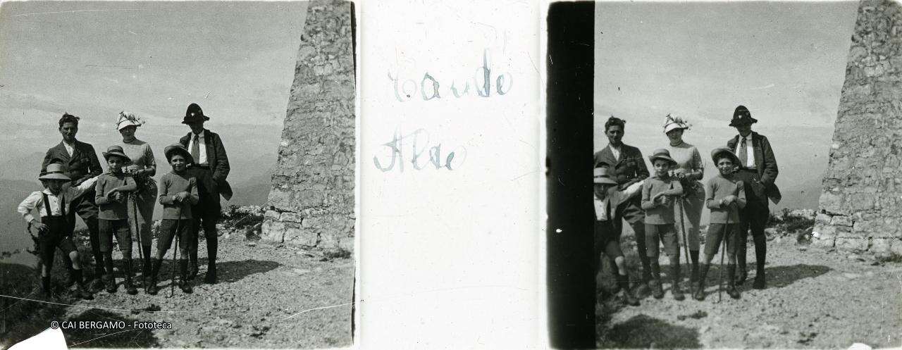 Foto ricordo sul Canto Alto con la vecchia Croce (8 dicembre 1922)