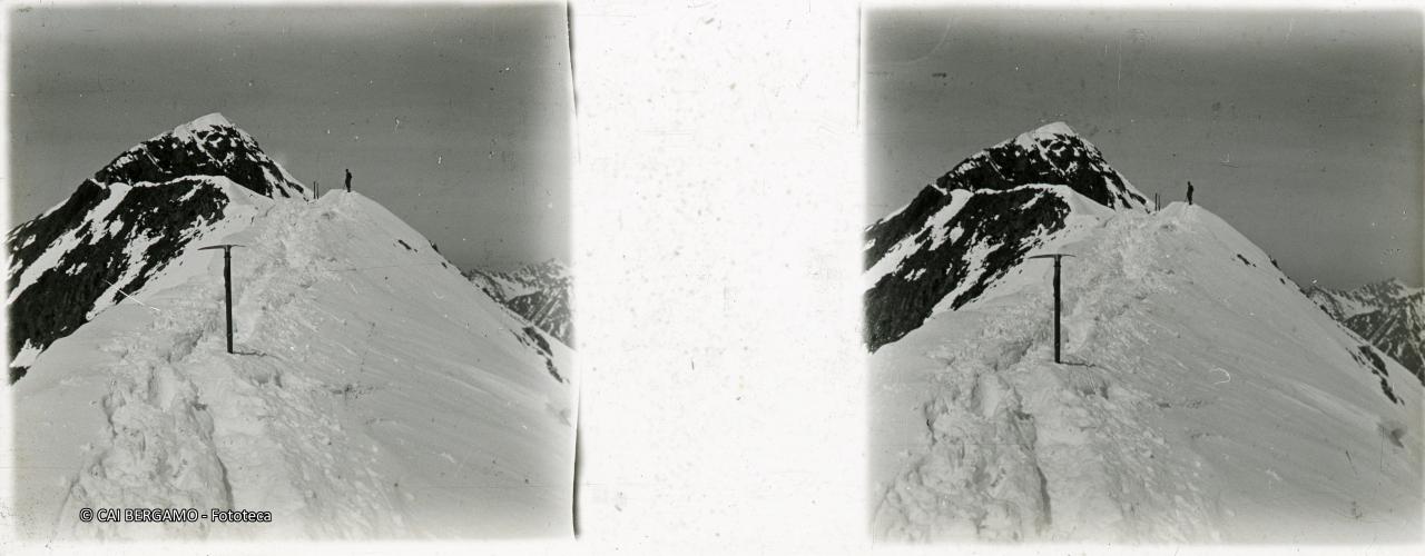 Vista sul Diavolo e Diavolino con alpinista sullo sfondo e piccozza in primo piano